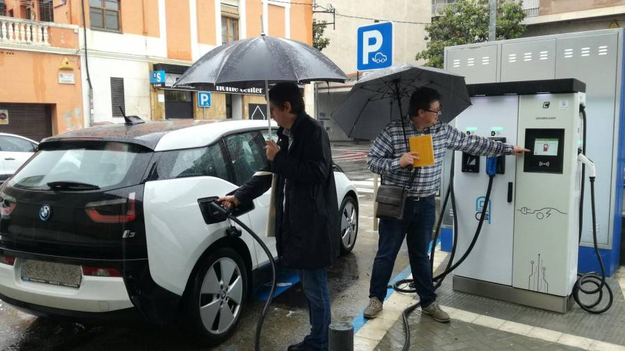El punto de recarga de coches eléctricos en El Vendrell.