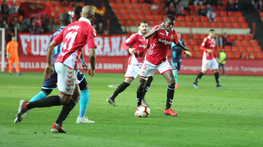 Thioune controla el balón durante el encuentro de la jornada 29 de liga disputado en el Nou Estadi frente al Albacete. Foto: Alba Mariné