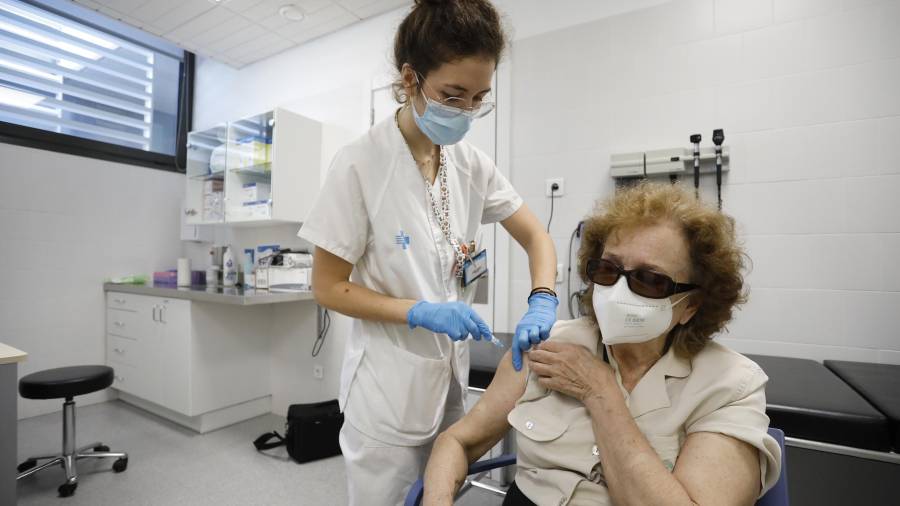 Una mujer recibe la vacuna de la gripe, ayer en el CAP Salou. FOTO: PERE FERRÉ
