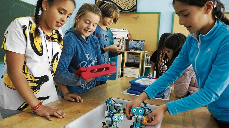 En la Escola Saavedra han iniciado un proyecto de robótica con la URV en una estrategia para atraer nuevos alumnos. FOTO: Pere Ferré