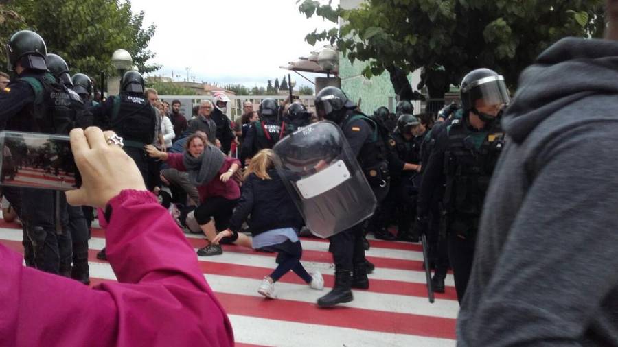 Imagen de las cargas policiales en Sant Esteve Sesrovires. Twitter @LauraIriberri