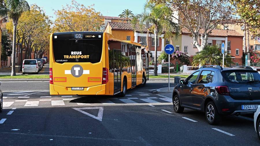 El autobús de la L-60 saliendo de la calle Joan Salvat Papasseit hacia la avenida Salou, donde los peatones cruzan por la calzada. FOTO: A. GONZÁLEZ