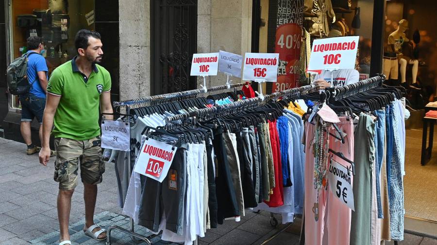 Comercios de varias calles del centro de Reus sacan el género para rematar rebajas. FOTO: ALFREDO GONZÁLEZ