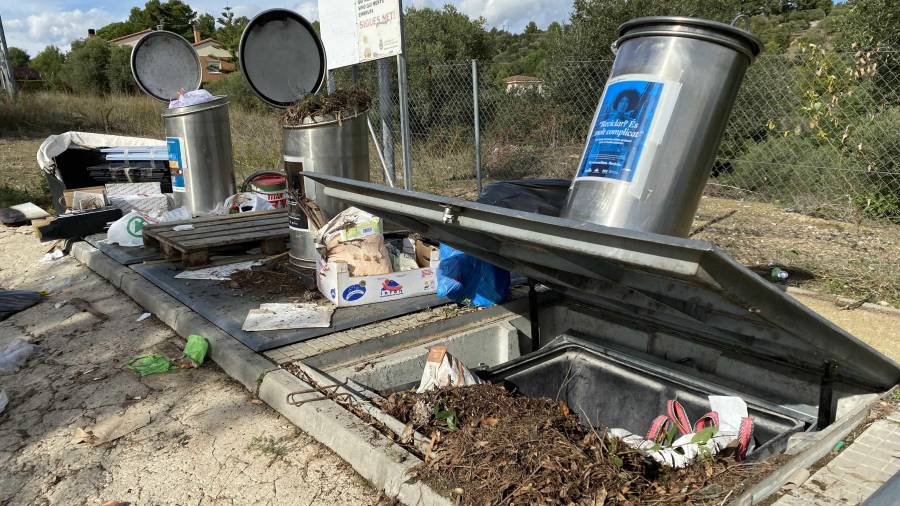 Imatge del cap de setmana de la bateria de contenidors del camí Ample, a la urbanització Planes de Puig, plens de brossa. FOTO: ALFEDO GONZÁLEZ