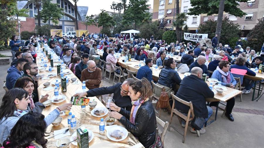 Unas 300 personas cenaron juntas platos típicos marroquíes en el barrio Fortuny. FOTO: Alfredo González