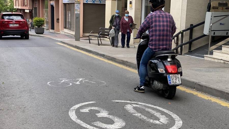 Señalización de límite de velocidad a 30 km/h en la calle Castellvell. FOTO:ALFREDO GONZÁLEZ