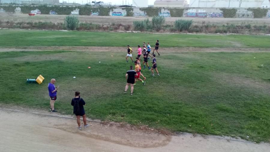 Varios jugadores, entrenando en el río Francolí. FOTO: CR Tarragona