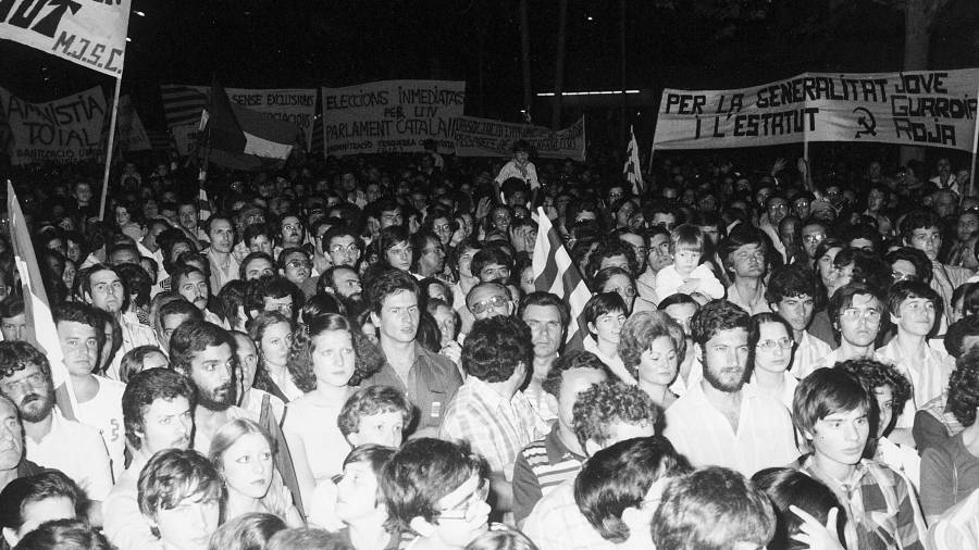 Manifestación de la Diada, la noche del sábado 10 al domingo 11 de septiembre de 1977 en Tarragona. FOTO: CHINCHILLA/CENTRE D’IMATGES DE TARRAGONA