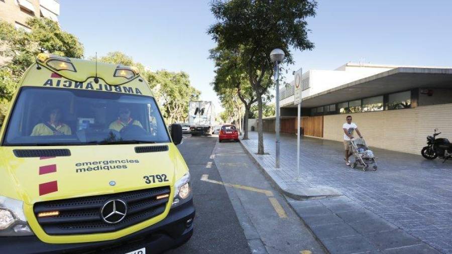 Una ambulancia del CAP de Salou ha trasladado al paciente hasta el hospital Sant Joan de Reus. FOTO: DT