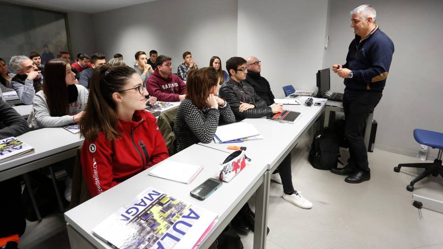 Una clase de esta semana en la academia Aula Magna de Tarragona con alumnos que se forman para oposiciones a Mossos. Foto: Pere Ferré