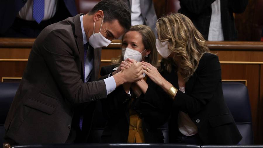 Sánchez celebra con los suyos la aprobación de la reforma laboral. FOTO: EFE