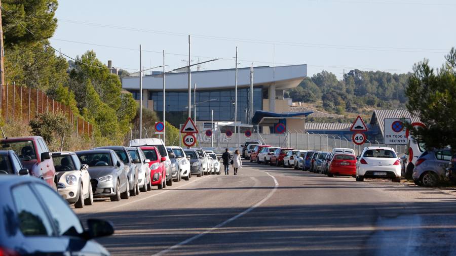 Los usuarios del tren de alta velocidad prefieren dejar el coche en la carretera a pagar por aparcar.  FOTO: PERE FERRÉ/DT