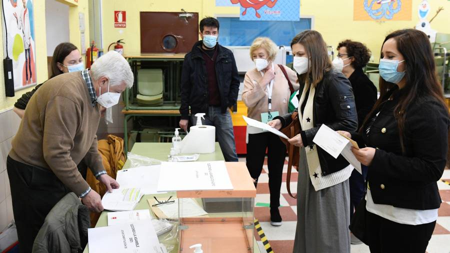 Miembros de un colegio electoral de Madrid, a primera hora de esta jornada electoral. Foto: EFE