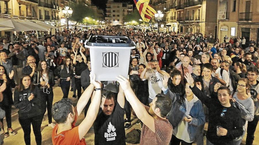 Imagen de la concentración que se llevó a cabo en la Plaça de la Font de Tarragona tras la celebración del referéndum. FOTO: Lluís Milián/DT
