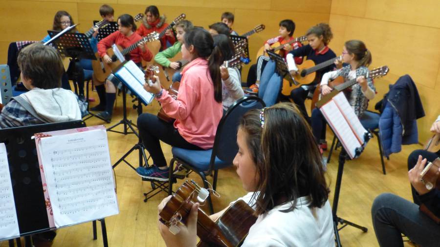 Imatge d'arxiu d'una classe de guitarra a l'Auditori Josep Carreras de Vila-seca.