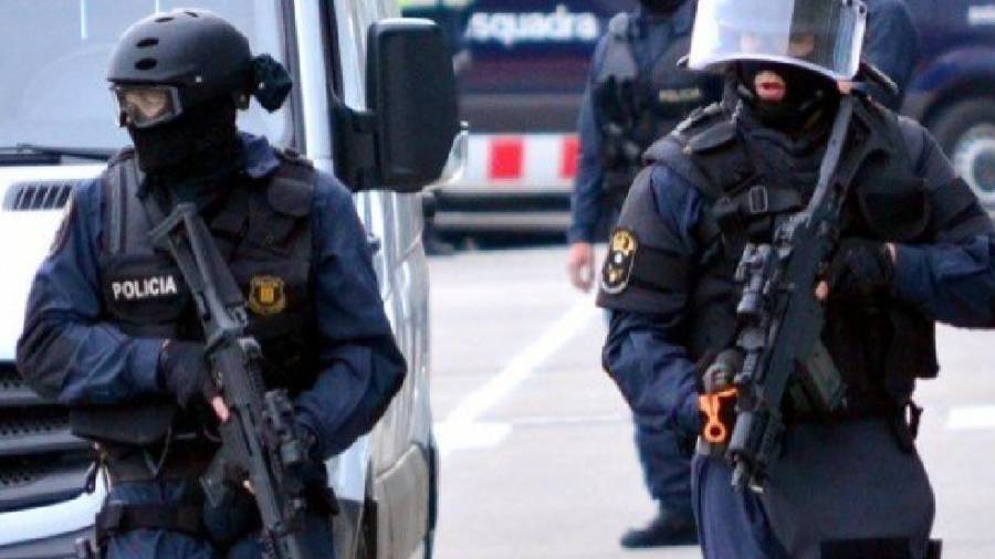 Agentes del Grup Especial d'Intervenció de los Mossos participaron en la liberación del rehén en Reus.
