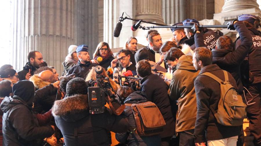 L'advocat Jaume-Alonso Cuevillas atén els periodistes després de la vista de Carles Puigdemont i els consellers. FOTO: ACN