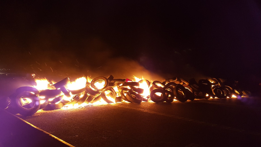Neumáticos ardiendo, a primera hora de la mañana, en la AP7 entre SantCeloni y Hostalric. FOTO: @CDRCatOficial