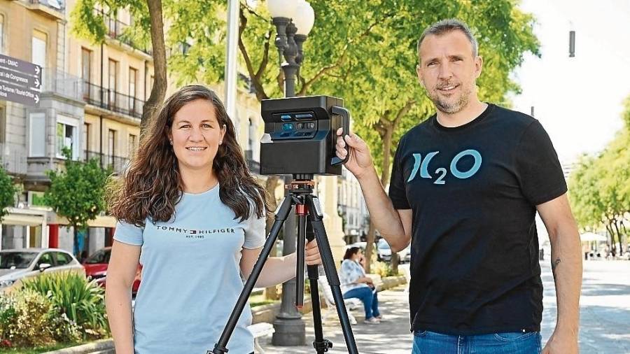 Marina Almazán y Aitor Rovira, junto a la cámara de fotos 360 con la que generan sus mapas 3D para tours virtuales. Foto: ALFREDO GÓMEZ