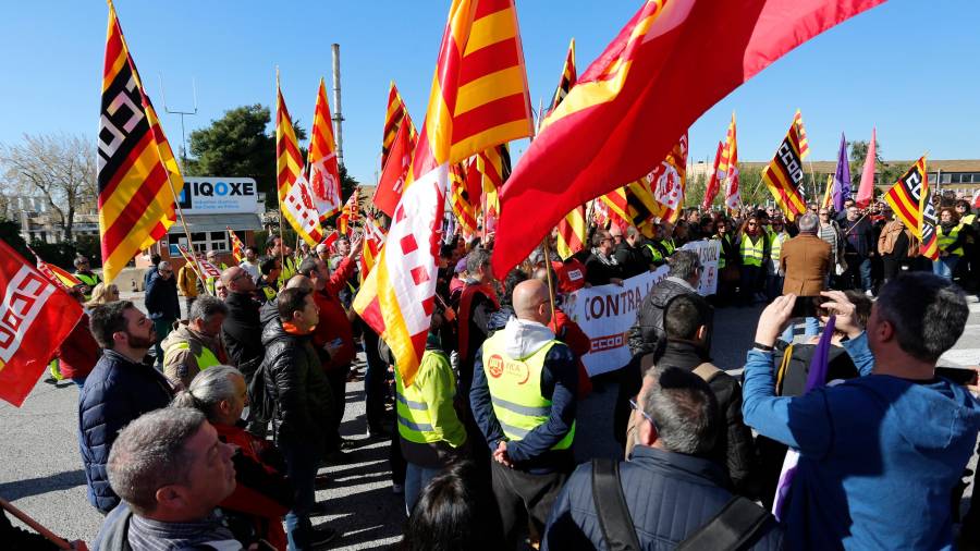 La protesta de los trabajadores llegó a la planta de IQOXE. FOTO: Pere Ferré