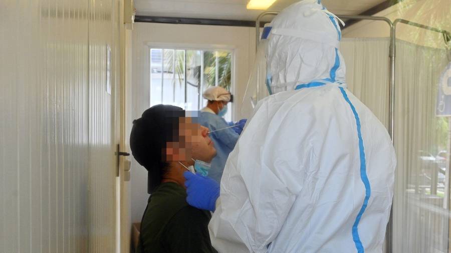 Sanitarios realizando las pruebas a un vecino de la zona de la Sardana, en el CAP Sant Pere. FOTO: ALFREDO GONZÁLEZ