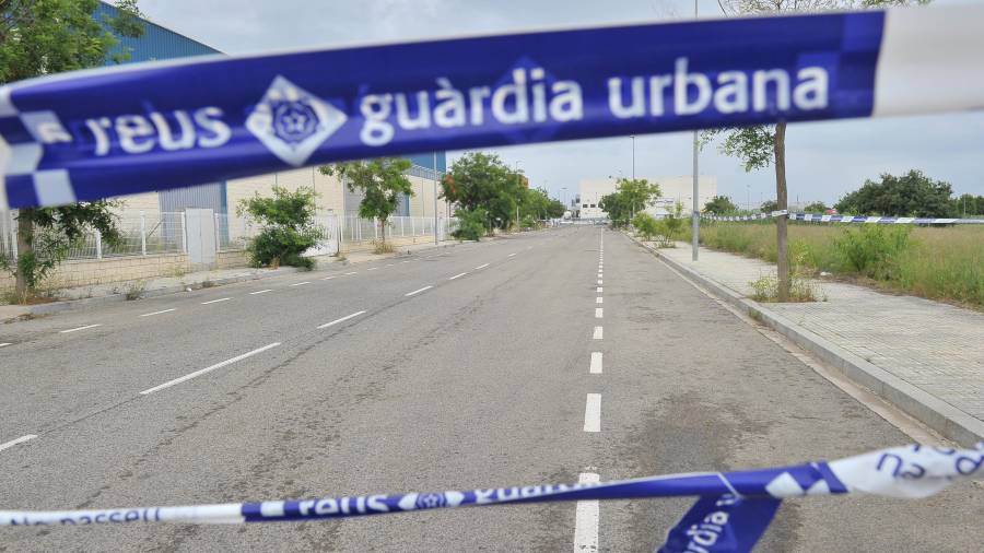 La Guàrdia Urbana de Reus perimetró la zona donde había el coche con la víctima. FOTO: Alfrego González