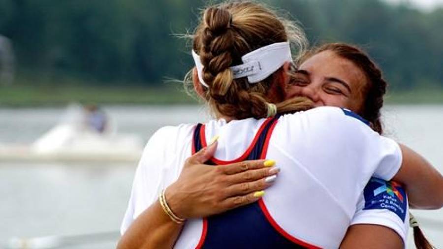 Aina Cid y Virginia Díaz se abrazan tras lograr el billete a los Juegos Olímpicos de Tokio 2020. Foto: Ben Chatell/World Rowing