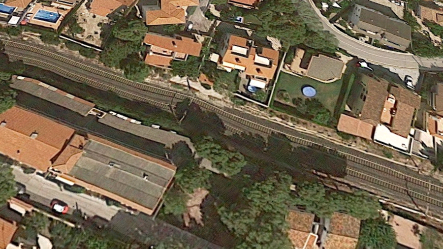 La vecina ha caído en este tramo de la vía del tren, donde su vivienda limita con los raíles. FOTO: Google