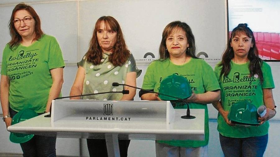 Un grupo de limpiadoras ¡, conocidas como ‘kellys’, durante una intervención en el Parlament de Catalunya. FOTO: DT