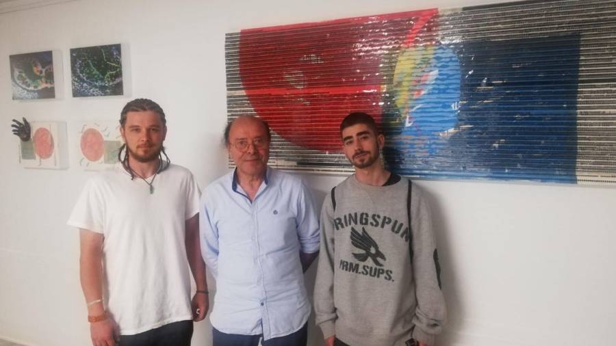 Mark Pawel, Lluís Gómez Agustench y Karim Djazouli’s, con algunas piezas artísticas. FOTO: CEDIDA