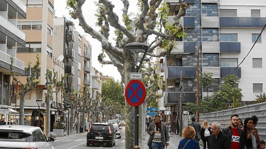 La calle Barcelona es uno de los puntos de Salou donde se concentran las viviendas de uso turístico. FOTO: pere ferré