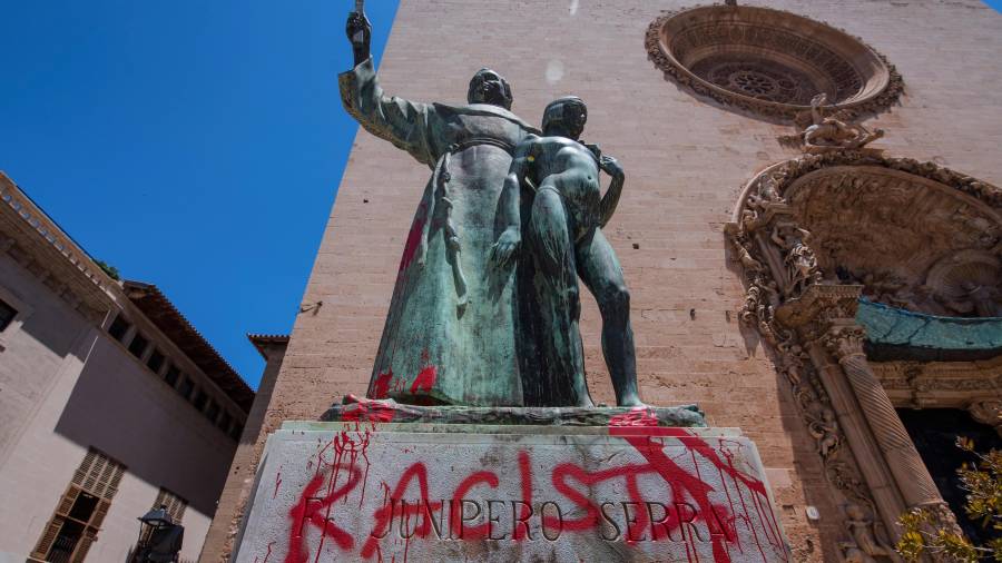 La estatua dedicada en Palma de Mallorca a Fray Junípero Serra amaneció el lunes con la palabra «racista» pintada en su base. fotO: atienza/efe