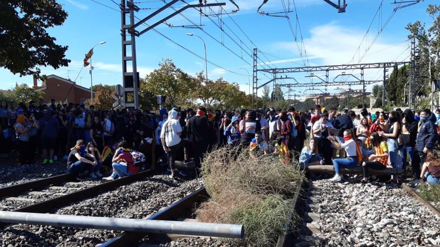 Alumnos cortando las vías del tren, este mediodía en Reus. FOTO: M.P.