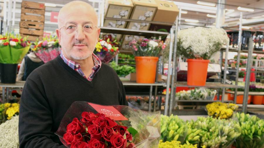 Josep Ruiz, majorista del Mercat de Flor i Planta Ornamental de Catalunya, amb un ram de roses a la mà. Foto: ACN