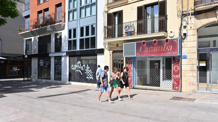 La zona más concurrida es la que queda en la calle Sant Agustí y allí la mayoría de locales están vacíos. FOTO: ALFREDO GONZÁLEZ