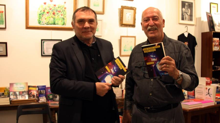 Els dos escriptors de la novel·la 'Policies', Joan Miquel Capell i Andreu Martín amb dos dels seus exemplars a les mans. Foto: ACN