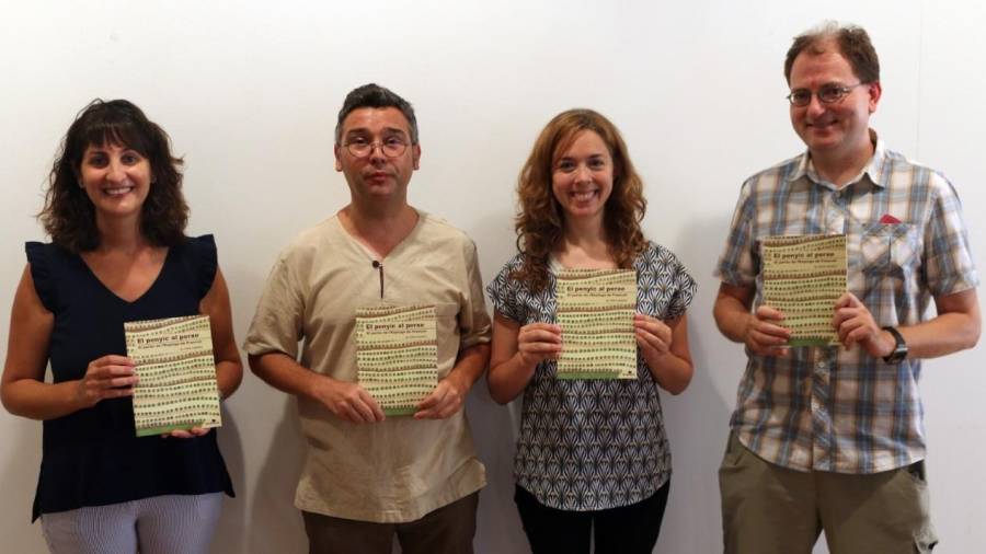 Jordi Crespo, segon per l’esquerra, i els col·laboradors dels llibre. FOTO: CEDIDA