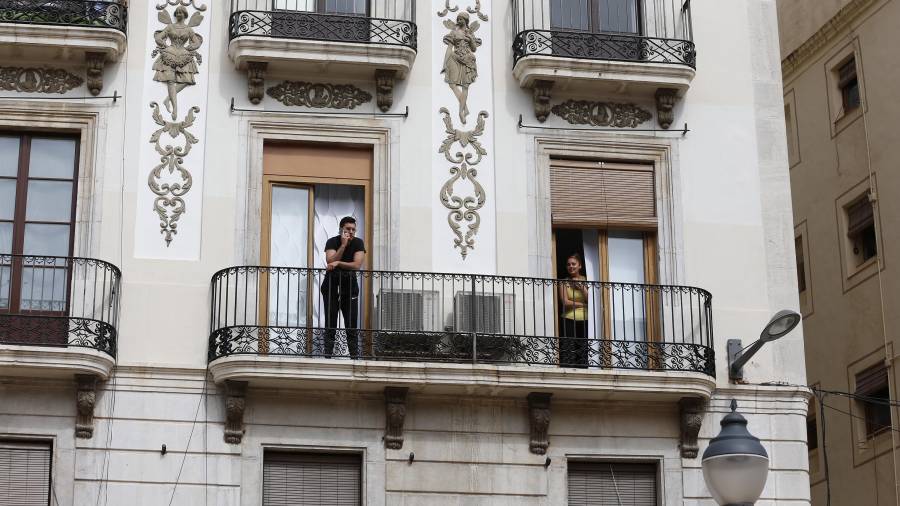 Los balcones se convierten, estos días, en ventanas al exterior. FOTO: PERE FERRÉES IMPORTANTE COMBATIR EL AISLAMIENTO HABLANDO CON SERES QUERIDOS. FOTO: PERE FERRÉLAS REDES SOCIALES TOMAN MÁS IMPORTANCIA QUE NUNCA. FOTO: PERE FERRÉ