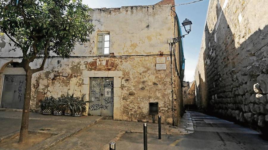 La Plaça de Sant Joan con la Baixada del Roser, donde se encuentra la vivienda que hace unos días generó un susto. Foto: Lluís Milián