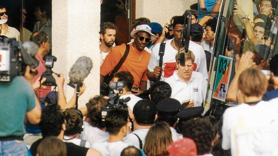 Patrick Ewing i Michael Jordan, a la sortida de l’Aeroport de Reus. Foto:P. Ferré