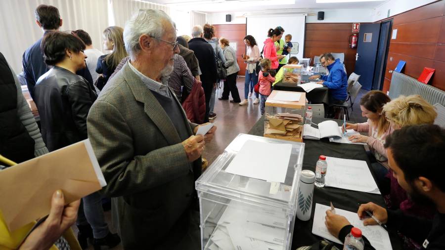 Una votación en la jornada electoral del 28 de abril. Foto: Pere Ferré
