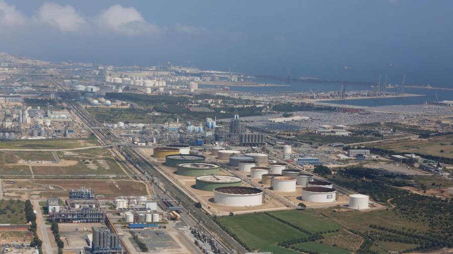 Imagen de archivo de una vista aérea de la industria química de Tarragona. FOTO: PERE FERRÉ