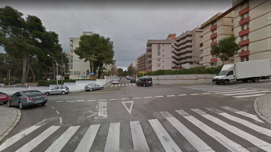 Intersección de las calles Falset con Ramon Llull en Salou, donde ocurrieron los hechos. Fotos: Google Maps.
