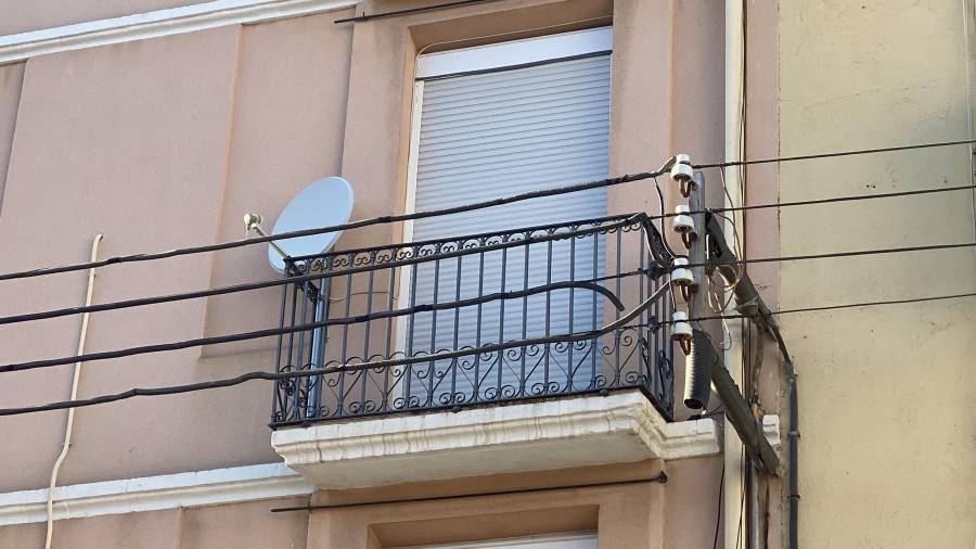 En la calle Alt de Sant Pere la instalación se sostiene todavía mediante palomillas. FOTO: ALFREDO GONZÁLEZ