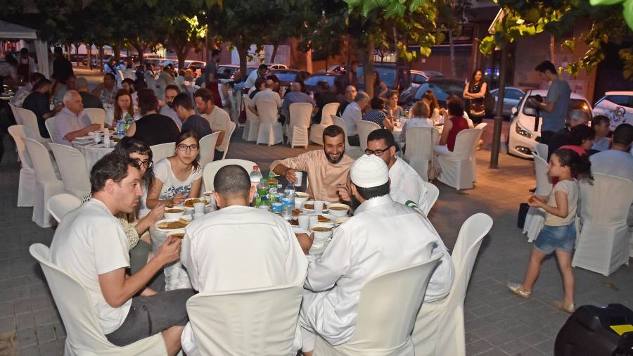 El año pasado la cena reunió a más de 80 personas en la plaza Abat Oliba, en el barrio Horts de Miró. FOTO: Alfredo González