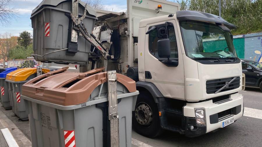 Una imagen de archivo de un camión de recogida de residuos durante el turno. FOTO: Alfredo González