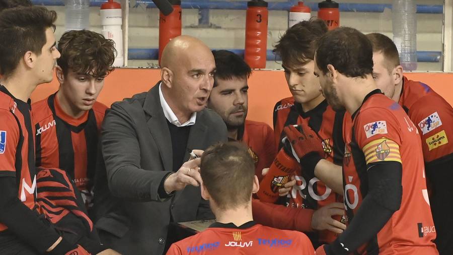 Jordi Garcia da instrucciones a sus jugadores durante un tiempo muerto.FOTO:A. GONZÁLEZ