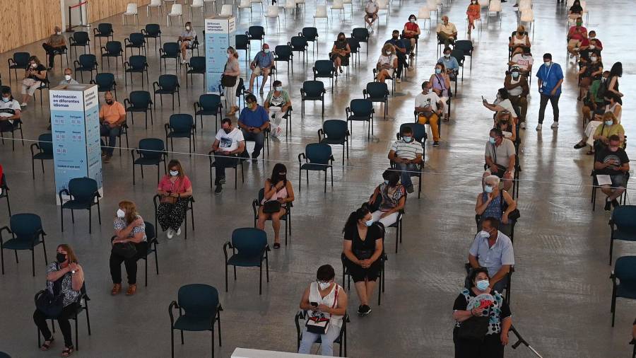 Personas recién vacunadas esperan en los asientos del Palau d'Esports de la Anella, en Campclar. Foto: Pere Ferré