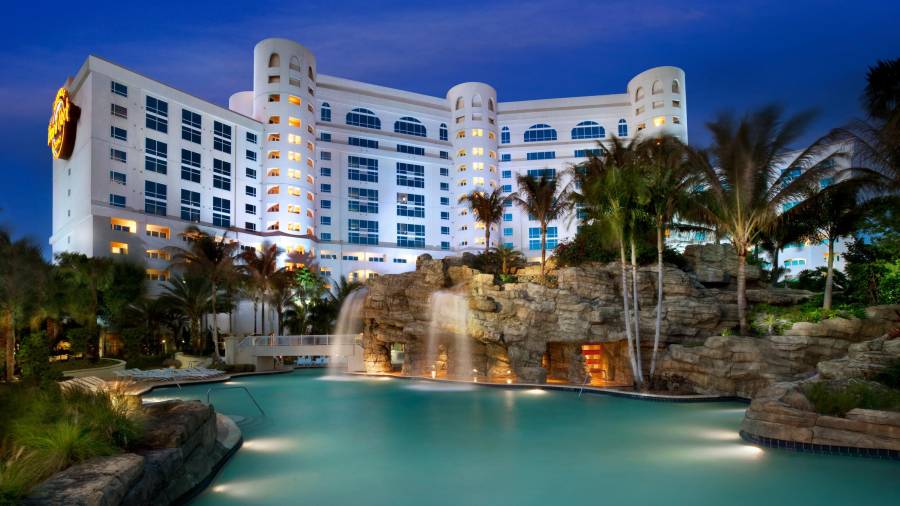 Imatge exterior del Seminole Hard Rock Hotel & Casino Hollywood, que té una gran piscina