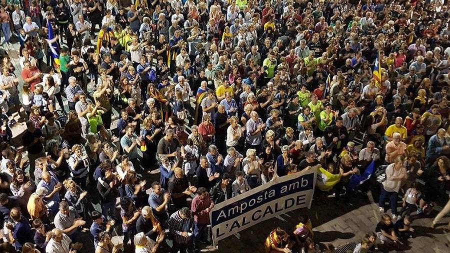 Imatge d'aquest dimecres en la multitudinària concentració davant de l'Ajuntament, on ja es va mostrar una gran pancarta de recolzament amb Tomàs. Foto: Adam Tomàs